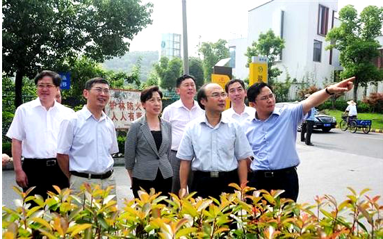 市委副书记陈振一等相关领导，参观了我公司承建的“龙惠花苑二期工程项目”
