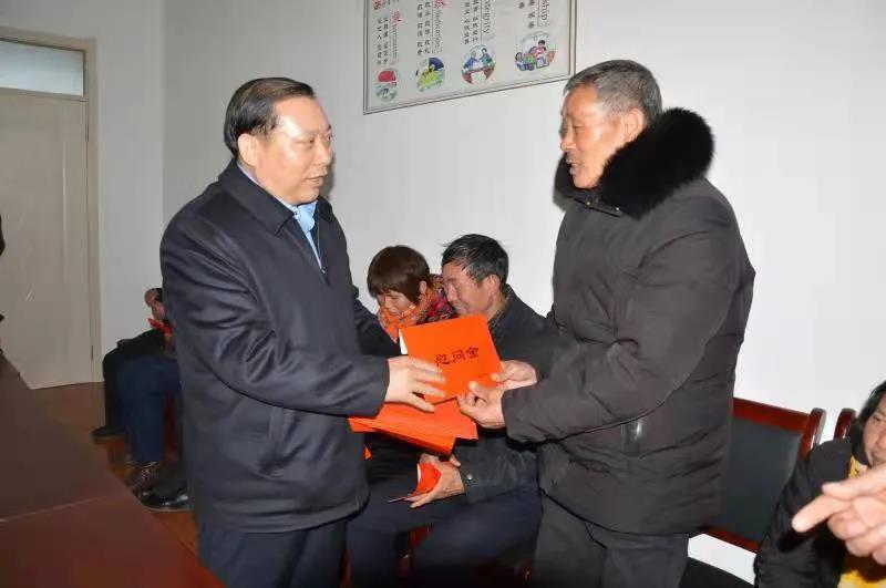 苏州中设建设集团党委书记、董事长刘书华节前返乡慰问老党员和困难群众，并连续多年回乡捐资助学