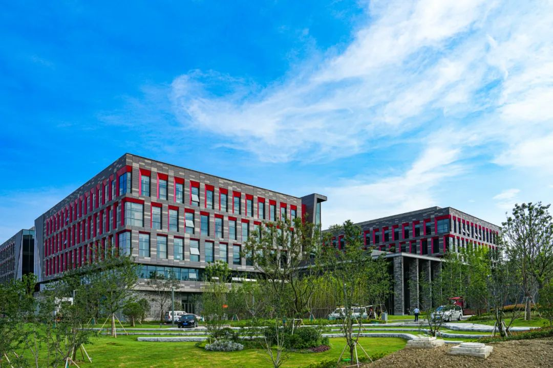 【快讯】今天，集团公司承建的南京大学苏州校区（东区）教学楼、食堂项目正式投入使用